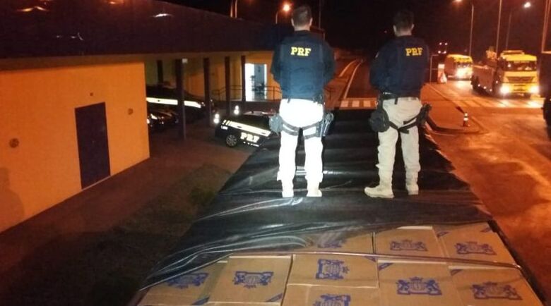 Policiais aliciados facilitava a passagem de cargas de cigarros e ainda atrapalhavam os demais - Crédito: Divulgação