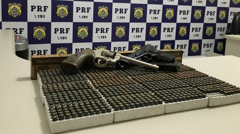 Munição e armas apreendidas pela PRF em Três Lagoas - Crédito: Divulgação/PRF