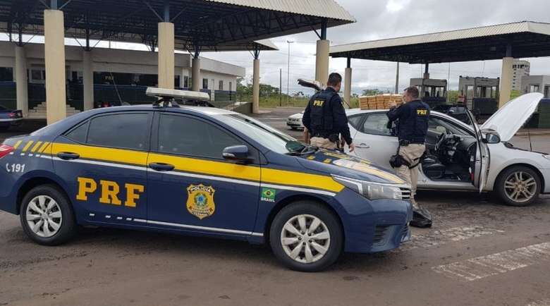 Droga foi encontrada após duas abordagens ao carro - Crédito: Divulgação/PRF