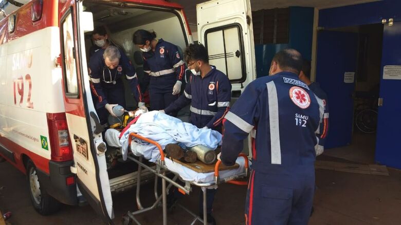 Momento em que a vítima chegava ao hospital - Crédito: Sidnei Lemos