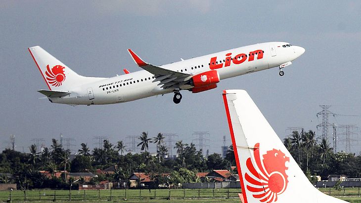 Avião cai no mar da Indonésia com 189 pessoas a bordo - 