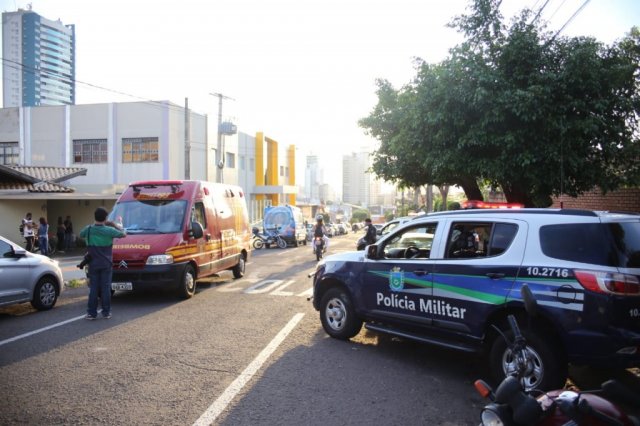 Movimento em frente a escola foi tenso na tarde desta quarta-feira - Crédito: Paulo Francis/Campo Grande News