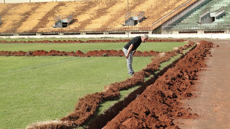Obras de irrigação foram feitas no gramado do Douradão - Crédito: Divulgação/Funed