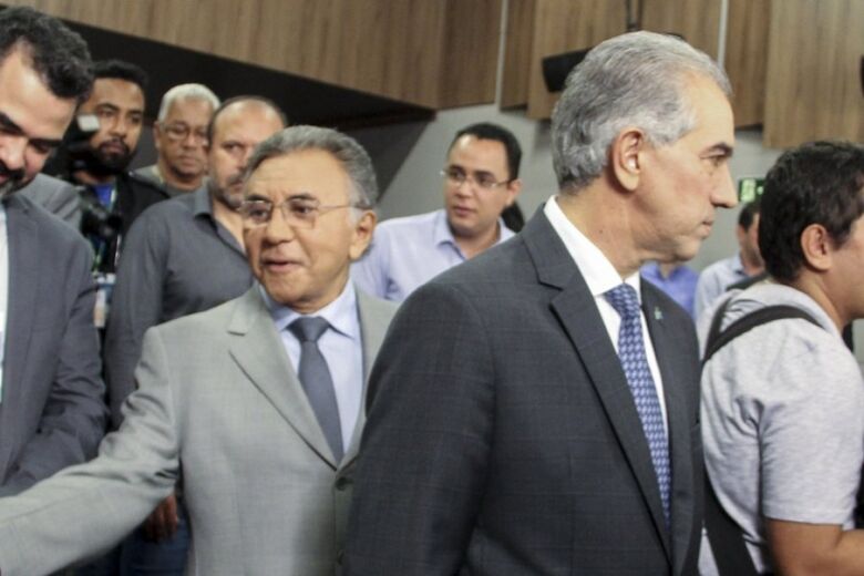 Azambuja, à frente, Odilon atrás, no debate da TV Morena - Crédito: Deurico/Capital News