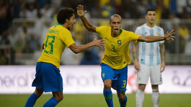 Miranda comemora o gol depois de assistência de Neymar - Crédito: Divulgação