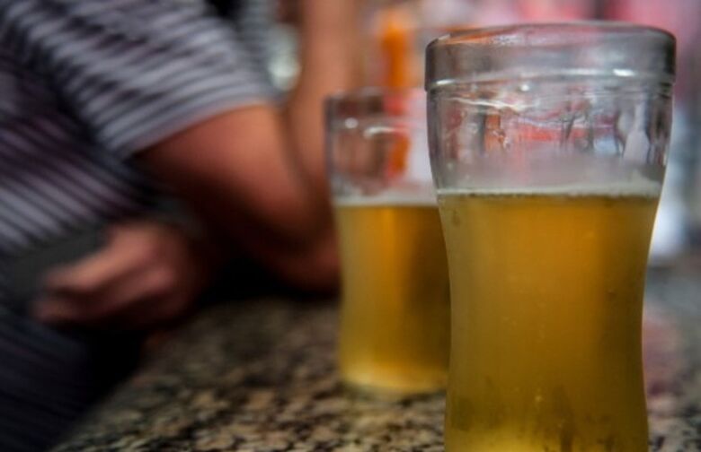 Está proibido consumir bebida alcoólica nos comércios ou locais públicos - Crédito: Arquivo