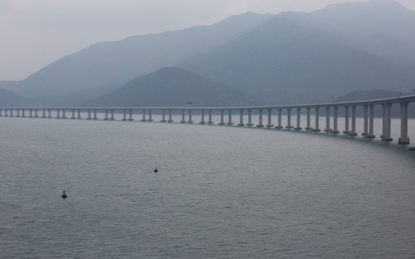 China inaugura maior ponte do mundo em mar aberto com 55 km de extensão - Crédito: Alex Hofford/EFE