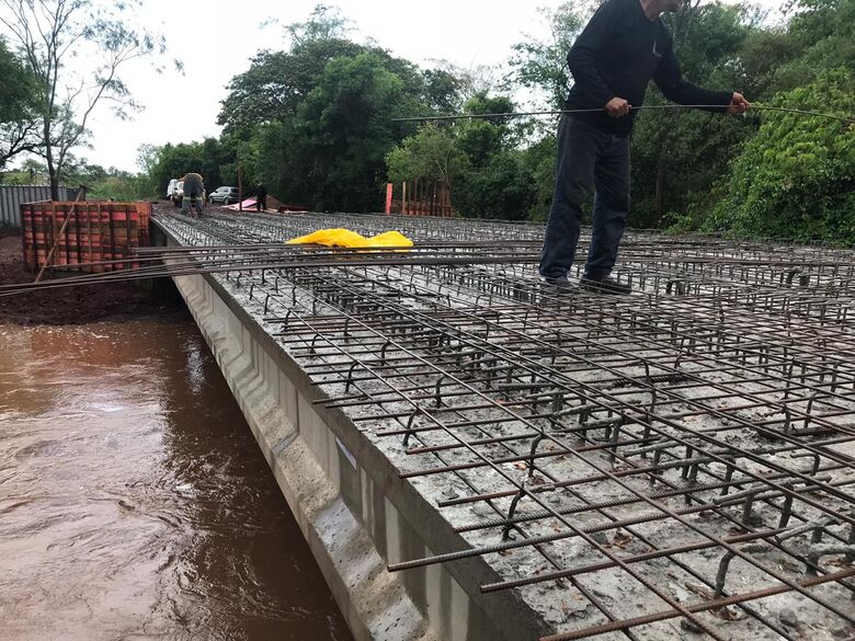 Prefeitura avança com obra de ponte na Vila São Pedro - Crédito: SEMOP