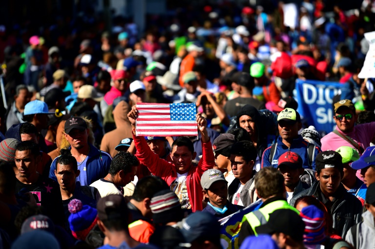 Centenas de migrantes tentam pular cerca fronteiriça entre México e EUA - Crédito: Pedro Pardo/AFP