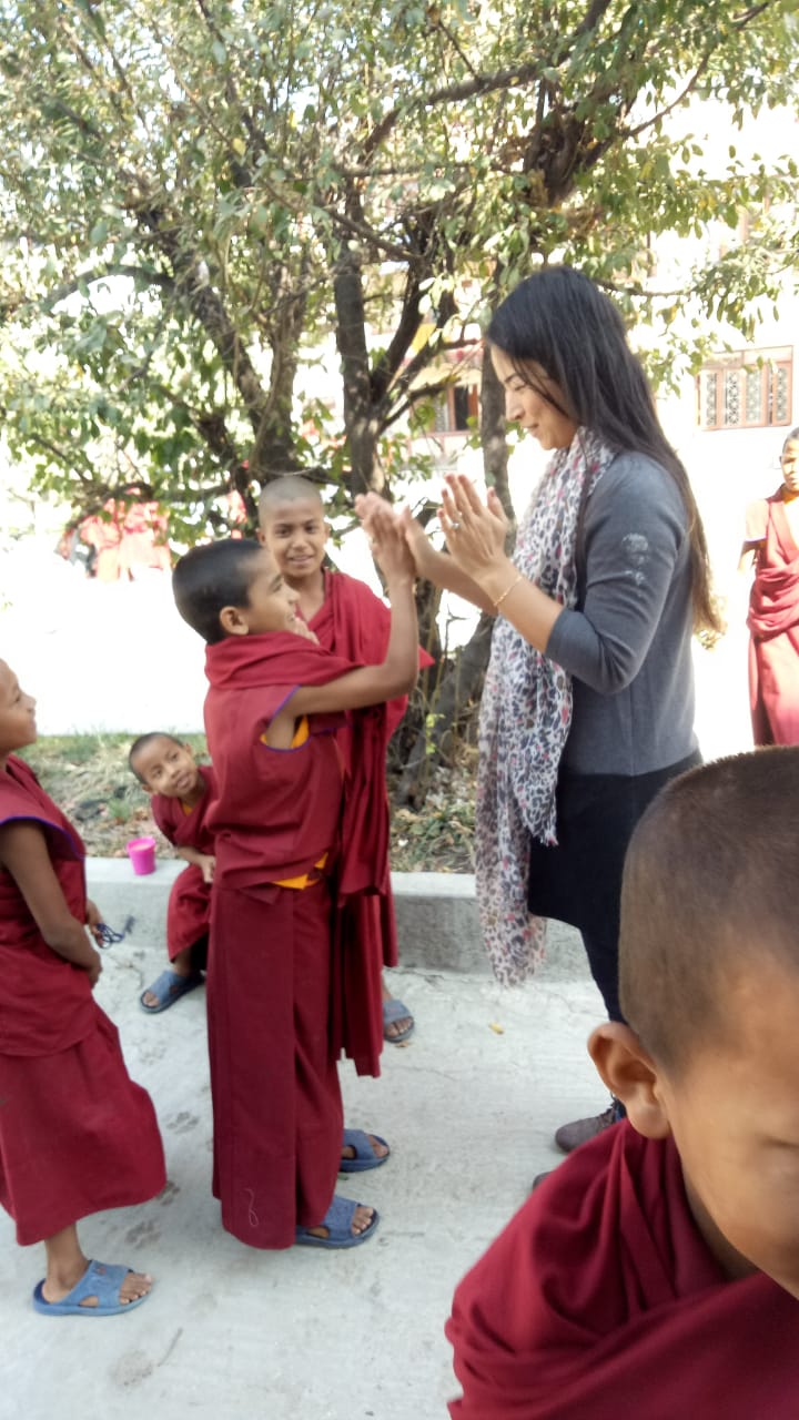 Sul-mato-grossense realiza caminhada com pequenos monges e distribuirá origamis no Nepal - Crédito: Divulgação