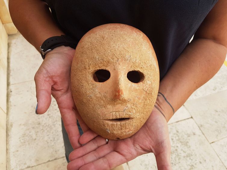 Arqueólogos descobrem máscara de pedra de 9.000 anos na Cisjordânia - Crédito: Divulgação EFE