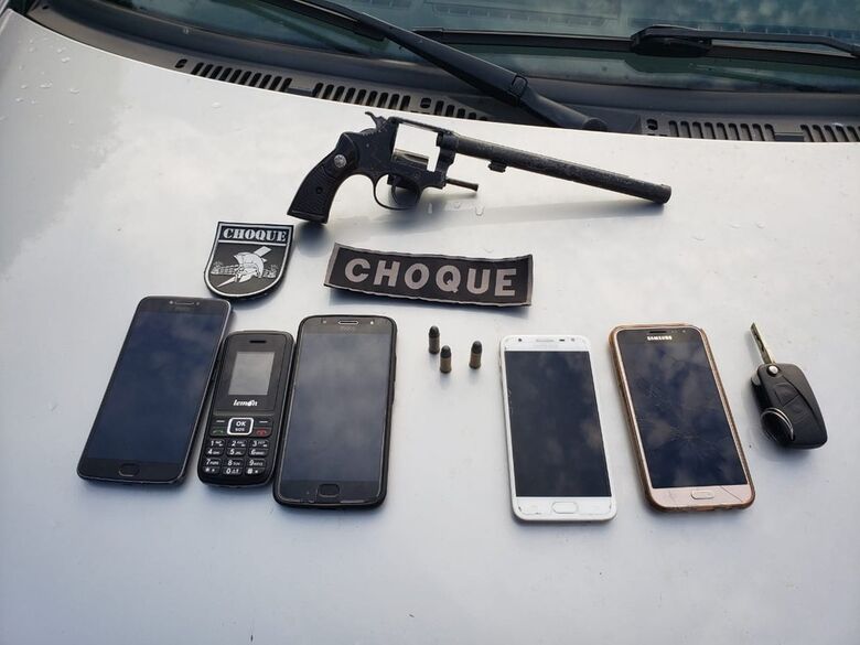 Arma e celulares apreendidos pelos policiais - Crédito: Divulgação/PM