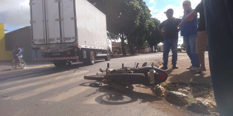 Mulher que estava na moto foi arrastada pelo caminhão - Crédito: Cido Costa/Dourados Agora