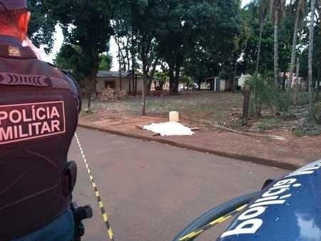 O corpo de Marcio ficou estirado na calçada e ainda não há mais detalhes sobre o homicídio - Crédito: José Pereira / SidrolandiaNews