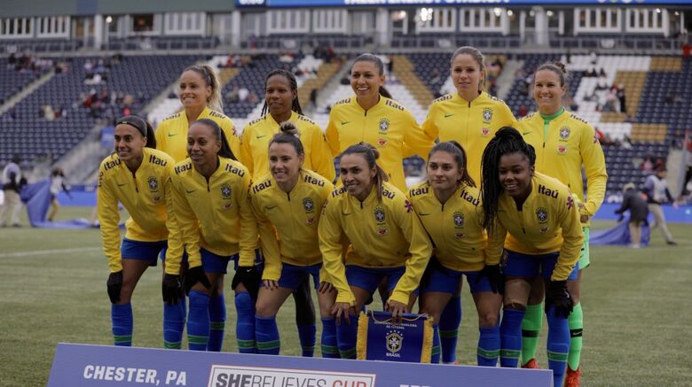 Em preparação para a Copa do Mundo de 2019, Brasil sai na frente diante das inglesas, mas perde por 2 a 1 - Crédito: Laura Zago