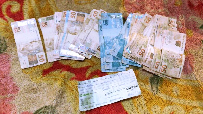Dinheiro apreendido durante a operação da PM - Crédito: Divulgação/PM