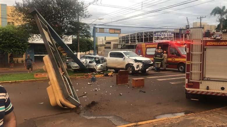Veículo conduzidor pela mulher foi lançado ao canteiro central e bateu no semáforo - Crédito: Osvaldo Duarte/Dourados News