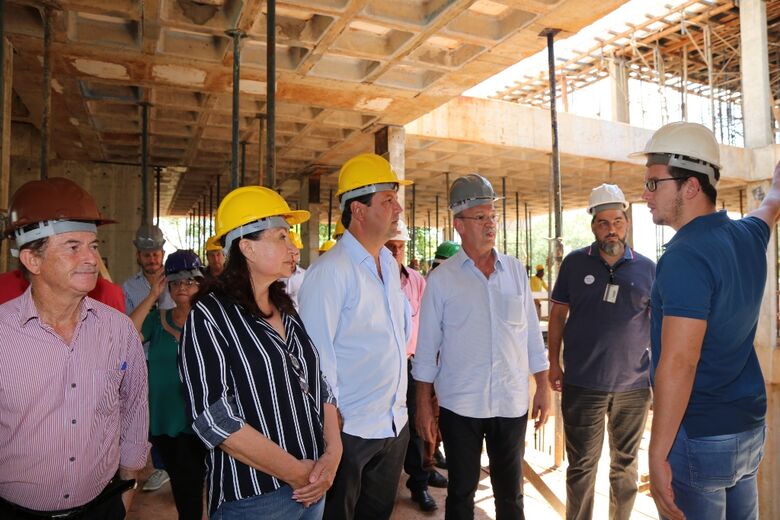 Délia Razuk acompanhou o ministro Mandetta e o secretário Geraldo Resende em visita às obras do HMC - Crédito: A. Frota