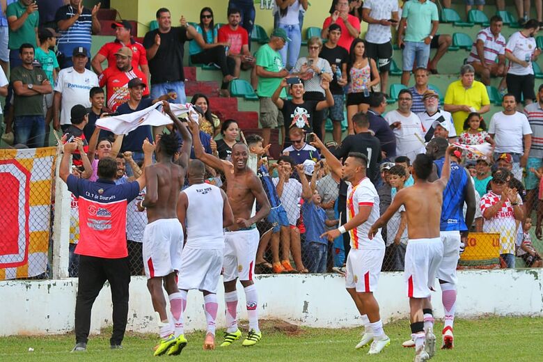 Jogadores do Sete fizeram a festa com os torcedores no Chavinha após a classificação - Crédito: Franz Mendes