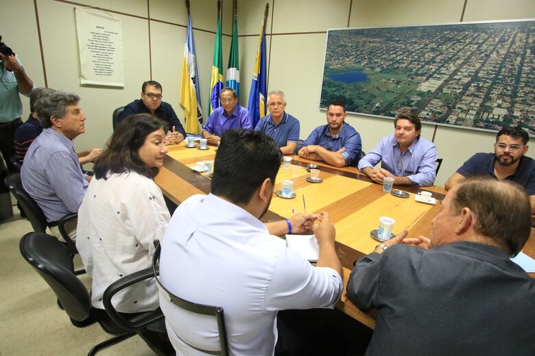 Vereadores durante reunião com a prefeita e o vice-governador do Estado - Crédito: Thiago Morais