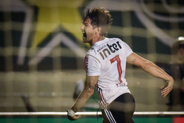 Pato marcou um dos gols na vitória do São Paulo sobre o Goiás - Crédito: Andre Borges/AGIF