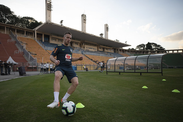 Dúvida para estreia, Arthur treinou com bola nesta quarta-feira - Crédito: Lucas Figueiredo/CBF