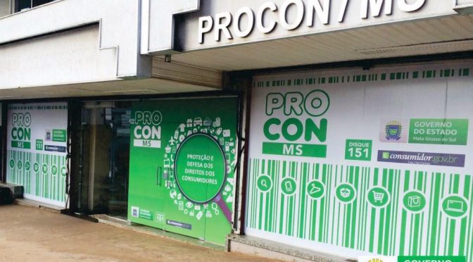 Os produtos impróprios foram descartados na presença da fiscalização - Crédito: Procon