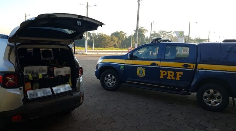 Policiais durante uma das abordagens de domingo - Crédito: Divulgação/PRF