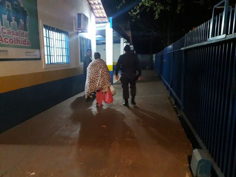 Pessoas foram levadas para receber alimentação e abrigo durante a madugada fira - Crédito: Divulgação/GMD