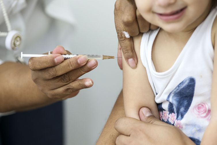 Crianças de seis meses a menores de 1 ano devem ser vacinadas - Crédito: Marcelo Camargo/Agência Brasil