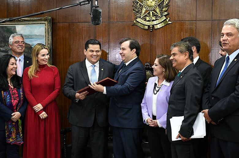 O presidente do Senado, Davi Alcolumbre, recebe de Rodrigo Maia o texto da proposta - Crédito: Roque de Sá/Agência Senado