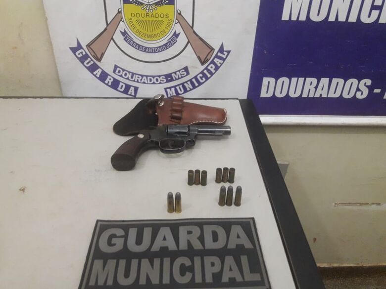 Armado e embriagado, homem é preso ao realizar direção perigosa na Coronel Ponciano - Crédito: Divulgação/GMD