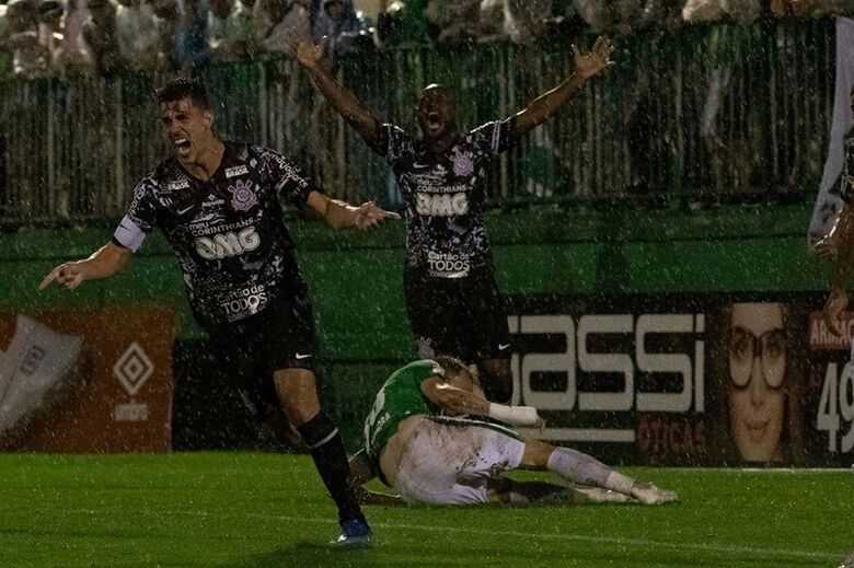 Corinthians vence a Chapecoense fora de casa em jogo atrasado - Crédito: Daniel Augusto Jr/Agência Corinthians