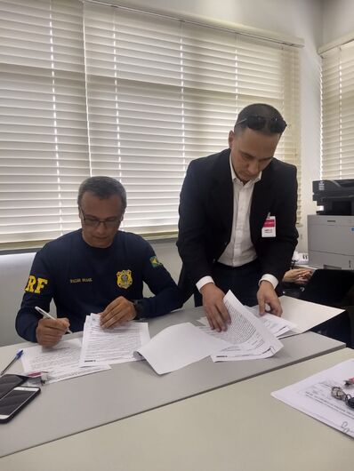 O documento foi assinado entre o Inspetor Waldir Brasil da Polícia Rodoviária Federal (PRF), presidente do COISED) e o professor Rogério Turela - Crédito: divulgação