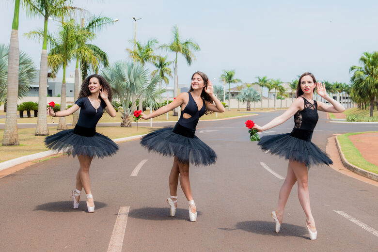 Bailarinas que farão formatura no dia 30: Emanuela, Ingrid Torres Oliveira e Mellissa Lisiê Ramos - Crédito: Studio 2 por 2