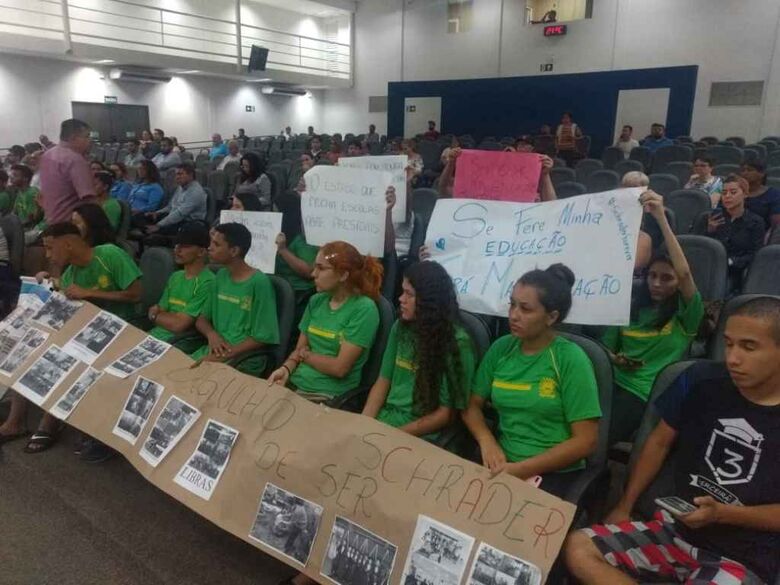 Alunos e professores protestam na Câmara de Campo Grande - Crédito: Mayara Bueno, Midiamax