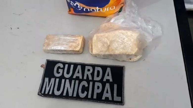 Guarda Municipal prende homem com pedras de crack na rodoviária - Crédito: Divulgação/GMD