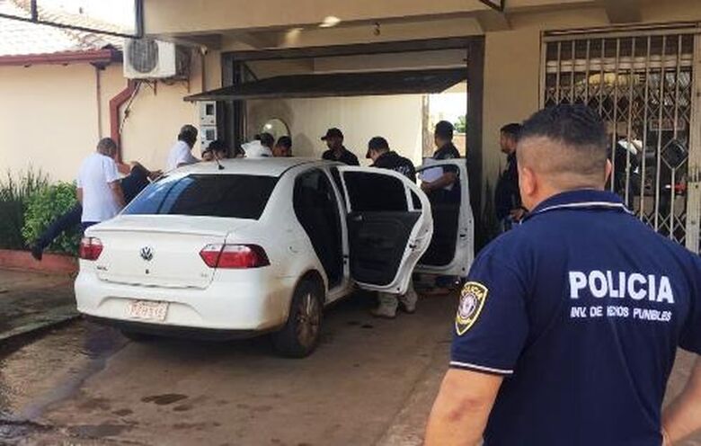 Carro onde estava o casal atingido por disparos em Pedro Juan Caballero, no Paraguai - Crédito: Léo Veraz/Porã