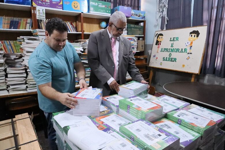 O secretário de Educação Upiran Gonçalves acompanhou a entrega dos livros que está sendo feita pelos funcionários do Correios - Crédito: A. Frota