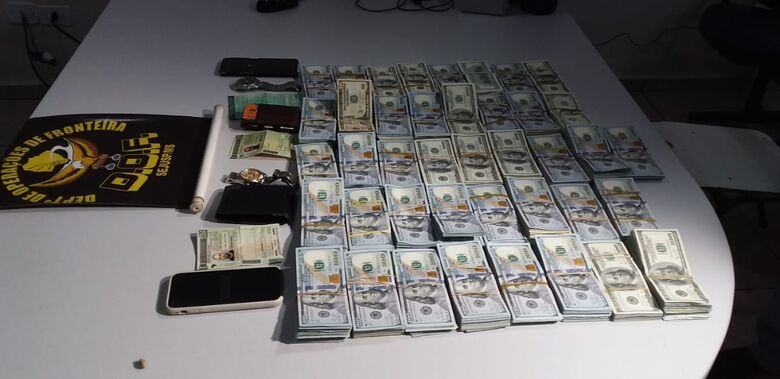Polícia prende dupla com 400 mil dólares - Crédito: Cido Costa
