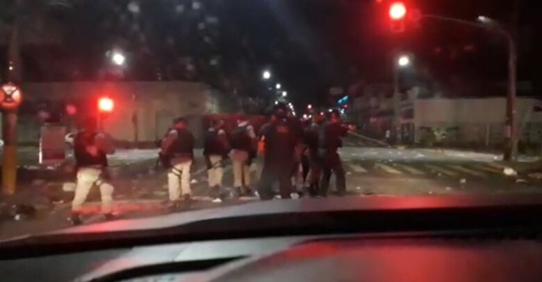 Policiais do Choque são recebidos com pedradas e garradas por foliões em carnaval de Campo Grande - 