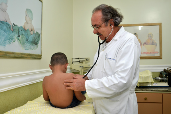 Pediatra Eduardo Marcondes alerta para riscos da doença em crianças - Crédito: Divulgação