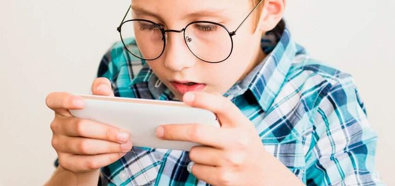 Miopia em crianças cresce com uso excessivo de celulares - 