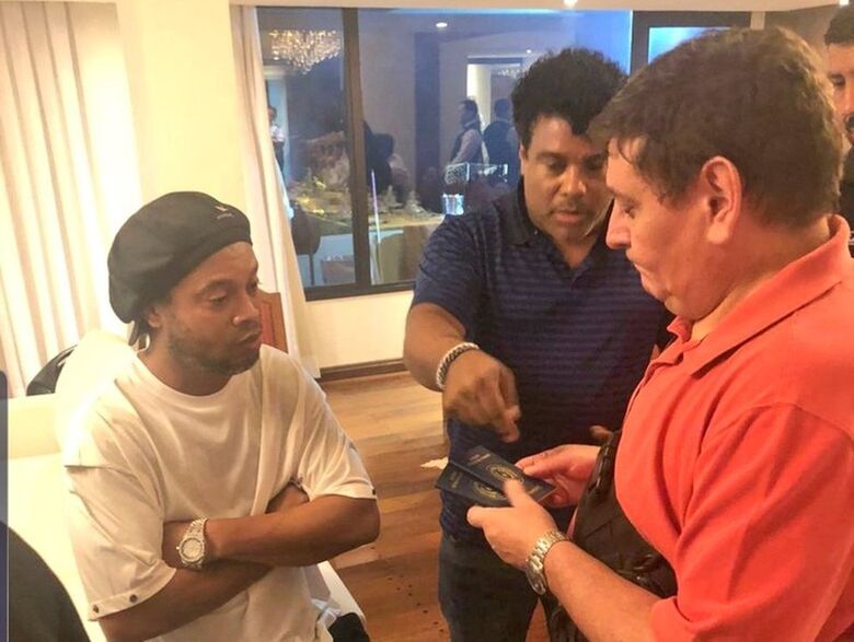 Ronaldinho e o irmão, Assis, mostram passaportes a autoridades paraguaias - Crédito: Divulgação/MP Paraguai