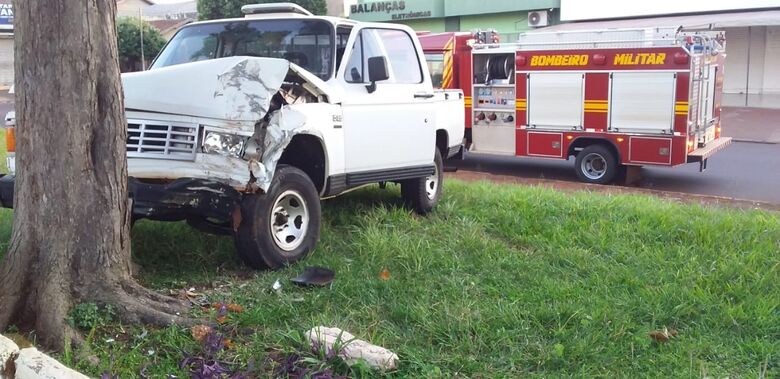 Homem perde controle de caminhonete e colide veículo em árvore - Crédito: Cido Costa
