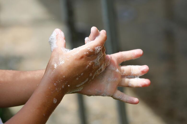 UNICEF orienta a forma correta de lavar as mãos para se proteger do coronavírus - Crédito: Fernandez/UNICEF