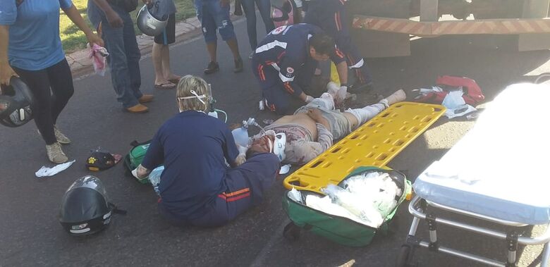 Motociclista fica gravemente ferido ao ser atingido por carreta - Crédito: Cido Costa/Dourados Agora