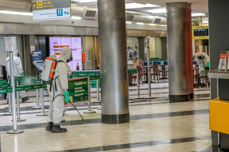 Militares durante os trabalhos de desinfeçcão na área interna do aeroposto - Crédito: Thiago Costa