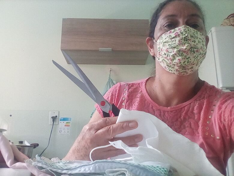 Voluntárias confeccionam e doam máscaras para pacientes com câncer - 