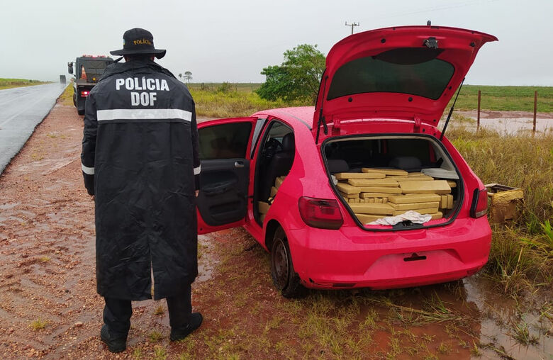 Veículo furtado em Brasília foi recuperado pelo DOF com mais de meia tonelada de maconha - Crédito: Divulgação